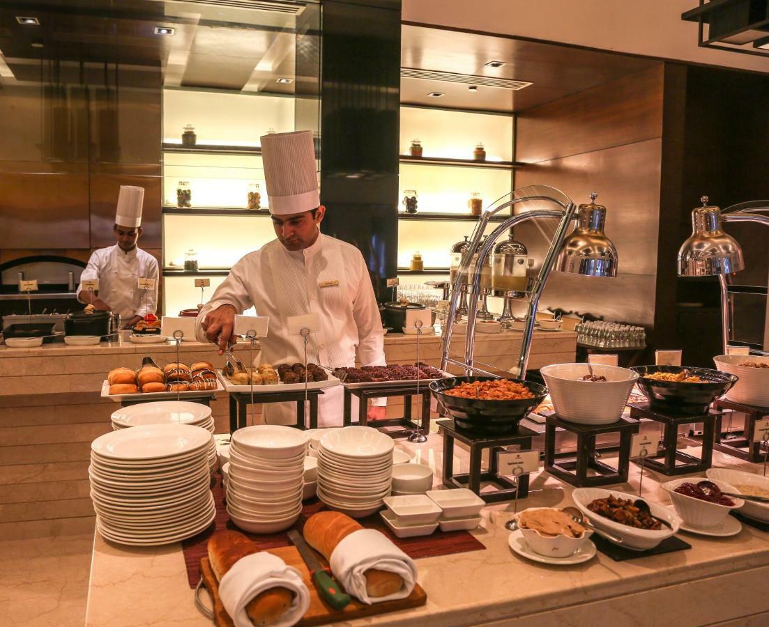 Готель Trident Agra Екстер'єр фото A buffet at a hotel