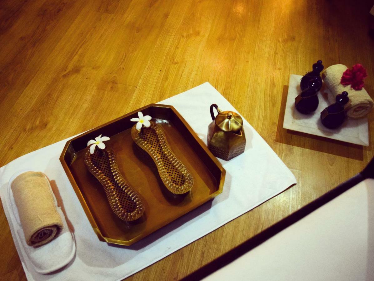 Готель Trident Agra Екстер'єр фото A set of traditional Korean massage tools