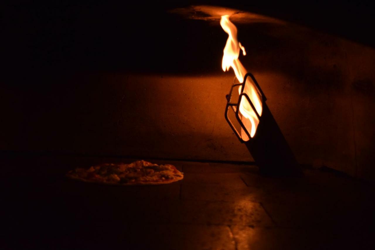 Готель Trident Agra Екстер'єр фото A pizza baking in a wood-fired oven